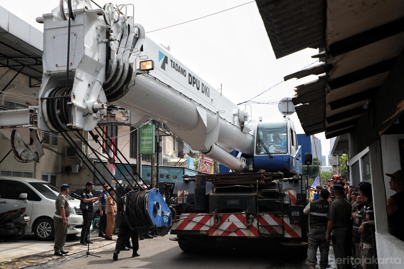 2.Pemkot Jakpus Bongkar Tiang Microcell di Jalan Kebon Kacang 30 (1)