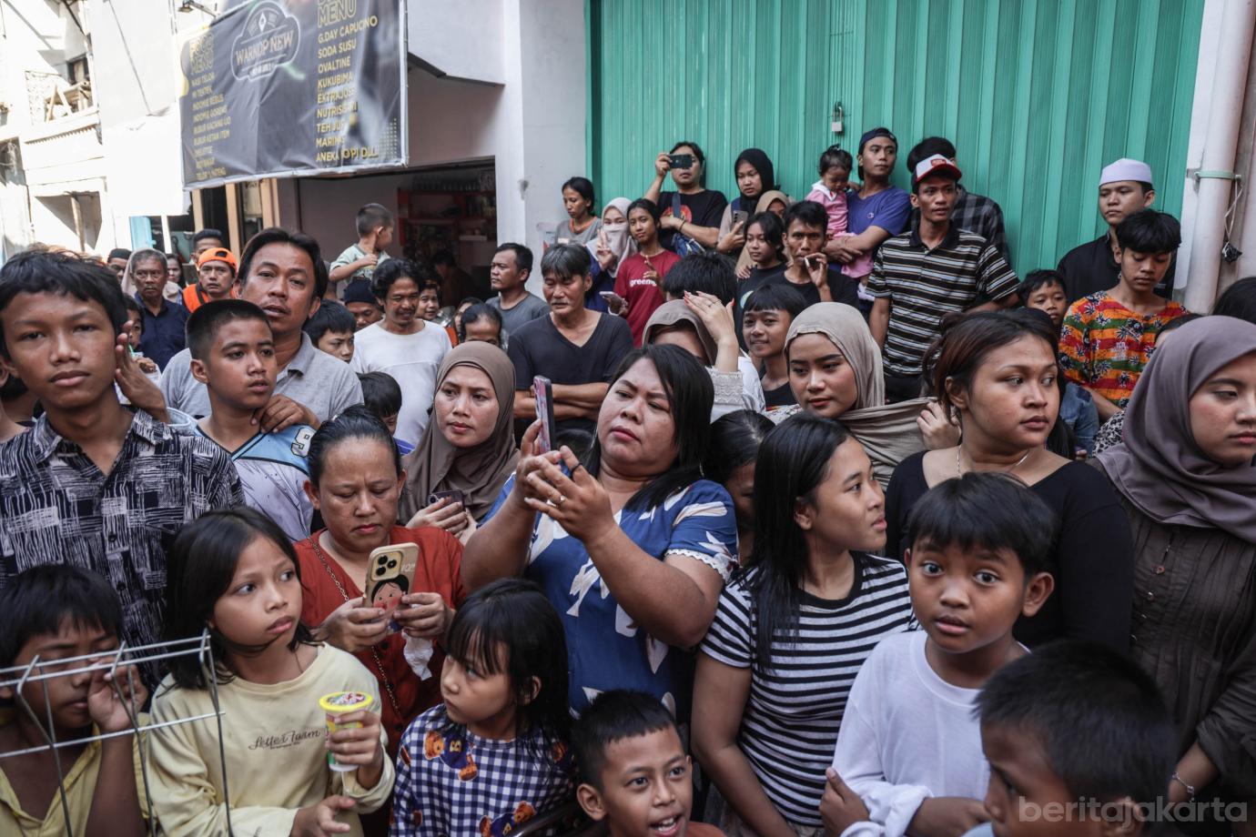 6 Rano Karno Serahkan Sapi Kurban Gubernur ke Warga Tangki 6