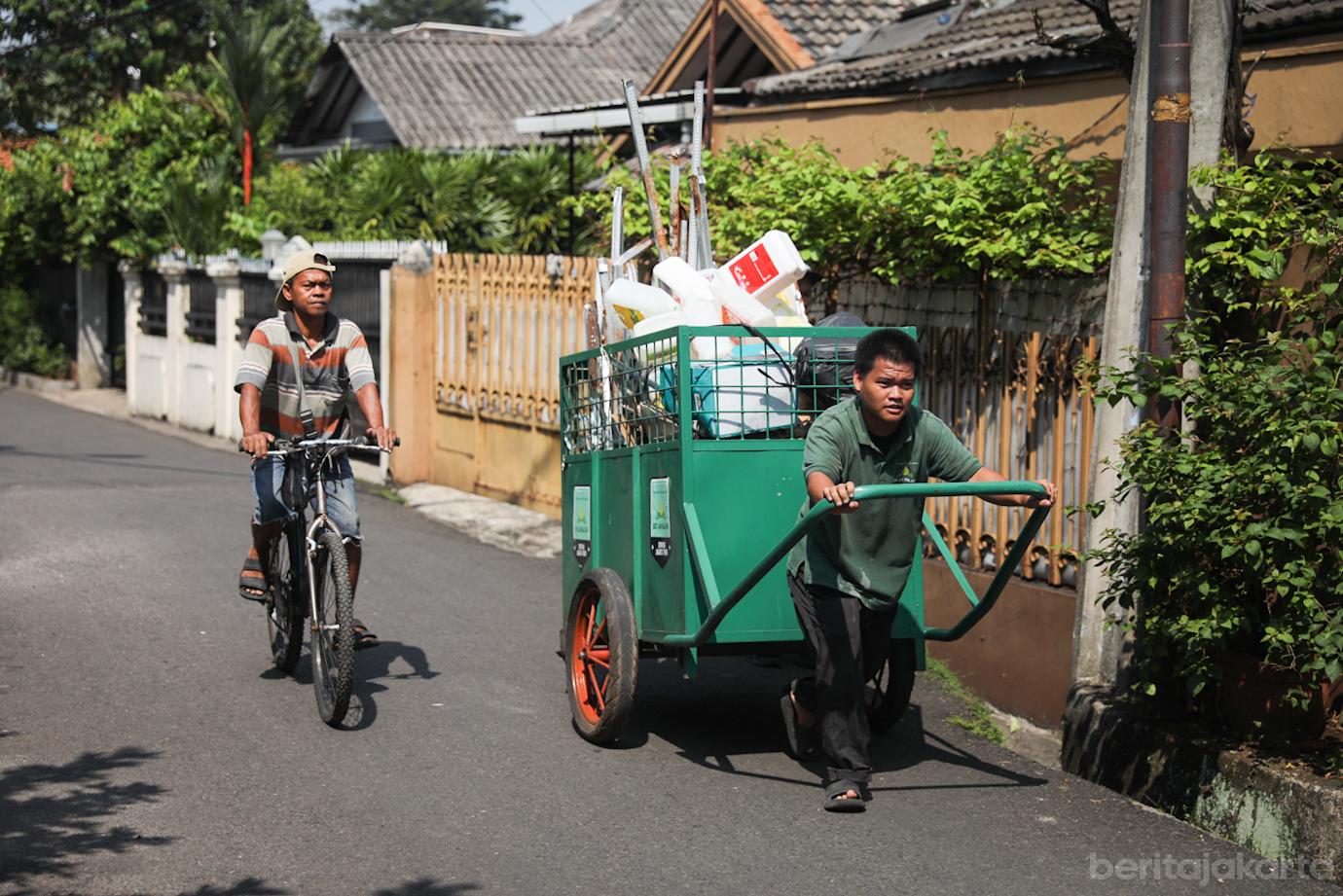 Warga Cipayung Pilah Sampah 1
