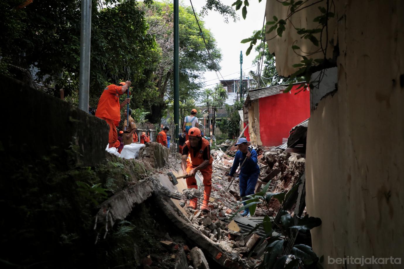 7.Petugas Gabungan Tangani Tembok Roboh di SDN Tebet Barat 08