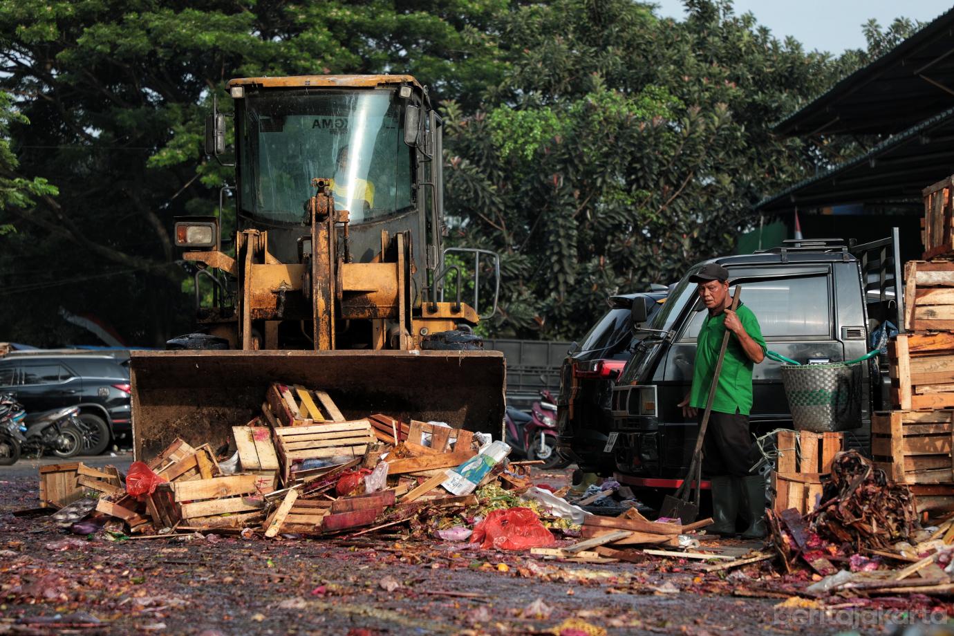 2.Pasar Jaya Hadirkan Lima Truk Sampah di Pasar Induk Kramat Jati