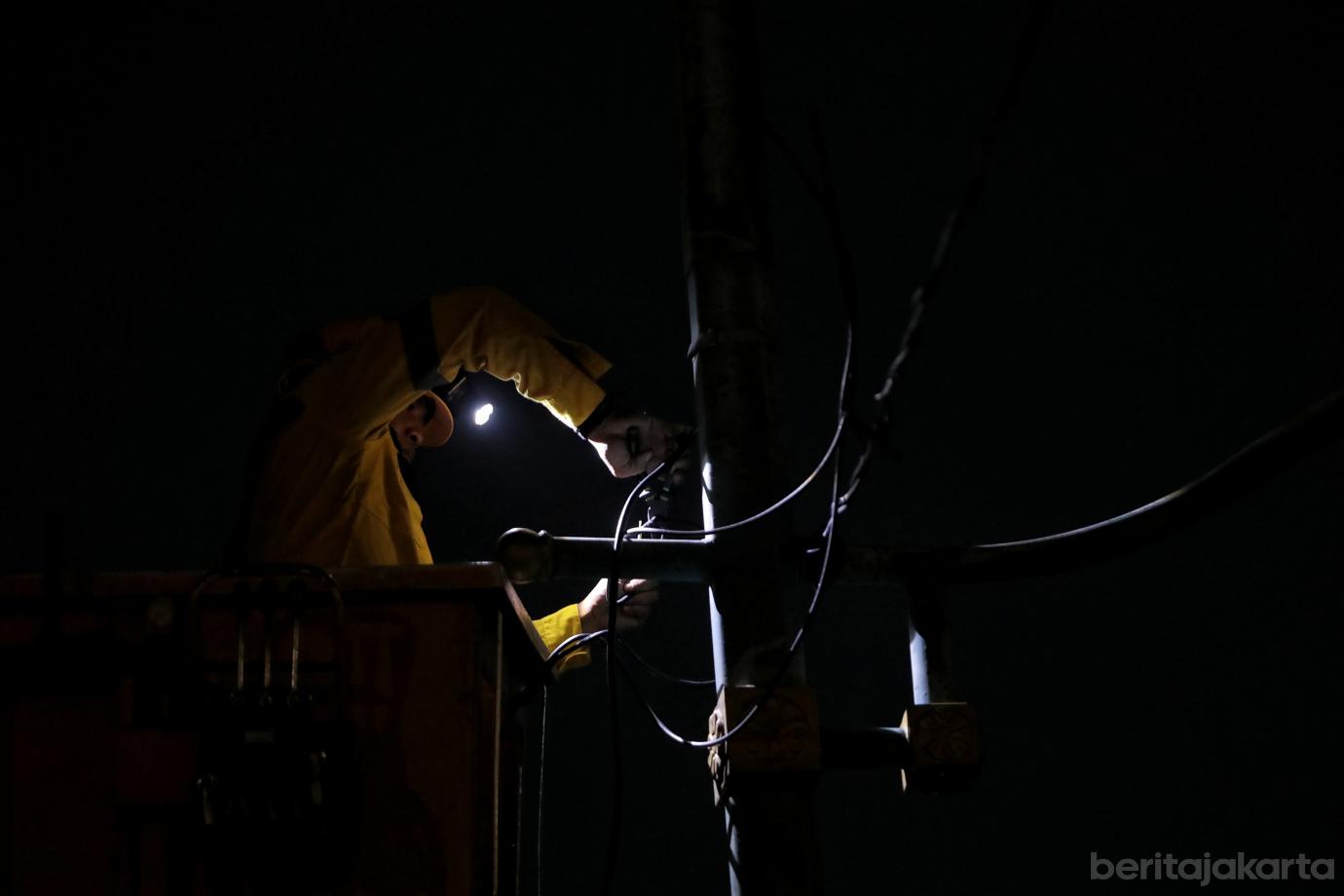 5.Sudin Bina Marga Perbaiki Lampu PJU yang Dicuri Orang di KBT