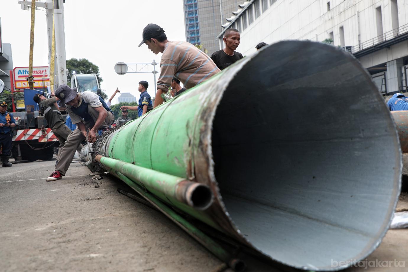 7.Pemkot Jakpus Bongkar Tiang Microcell di Jalan Kebon Kacang 30