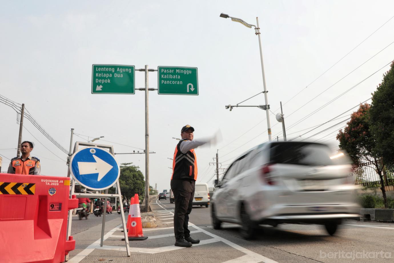 6.Jalan Amblas di Lenteng Agung, Pemprov DKI Lakukan Pengalihan Arus