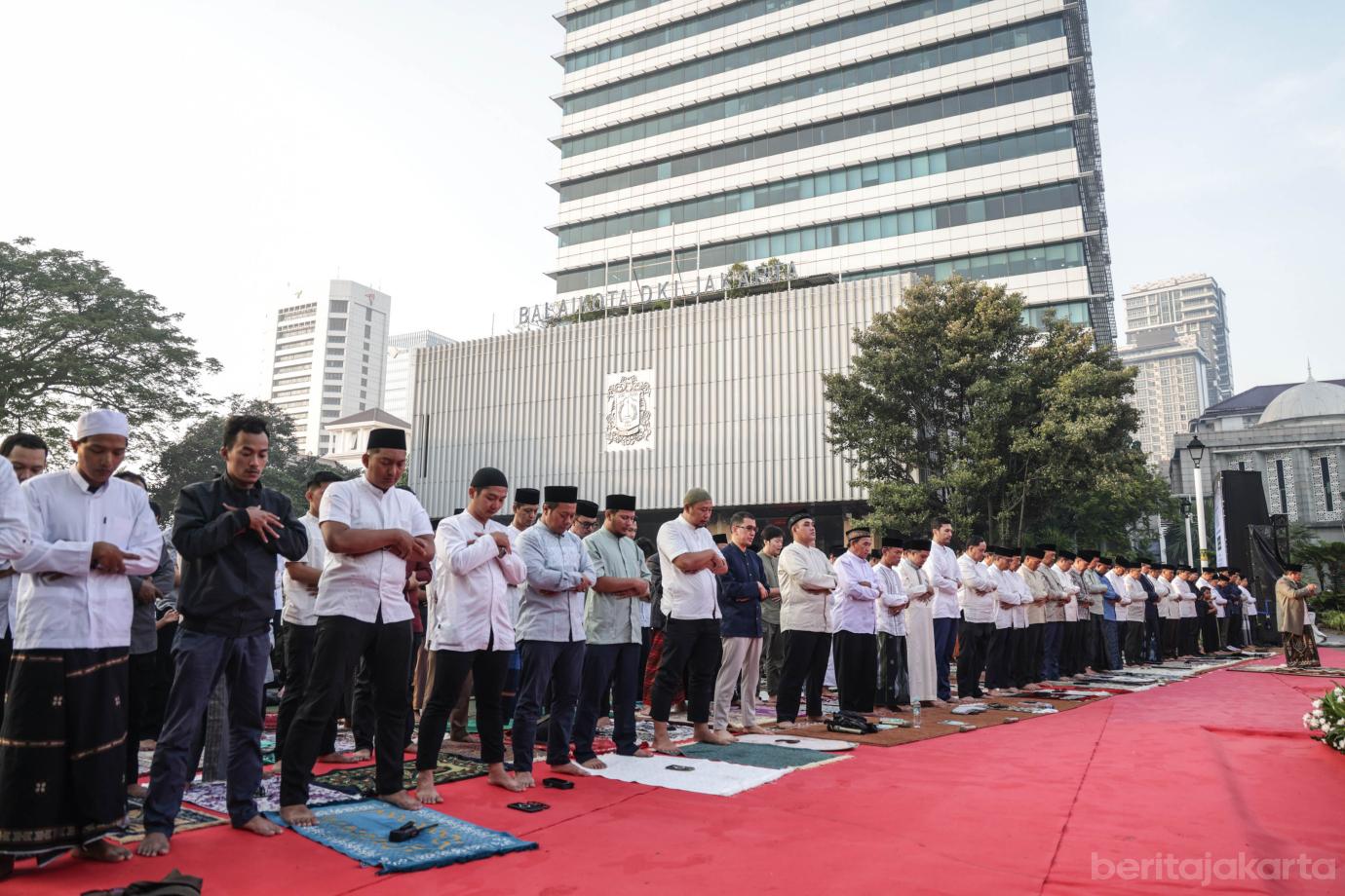 2 Pemprov DKI Jakarta menggelar Salat Idul Adha 1447 H 2