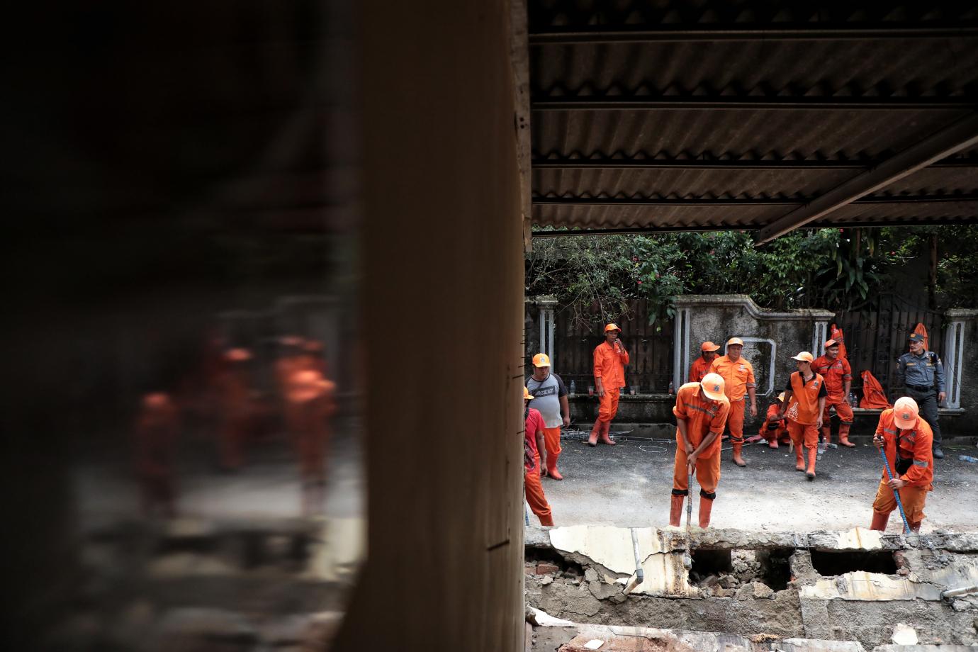 5.Petugas Gabungan Tangani Tembok Roboh di SDN Tebet Barat 08