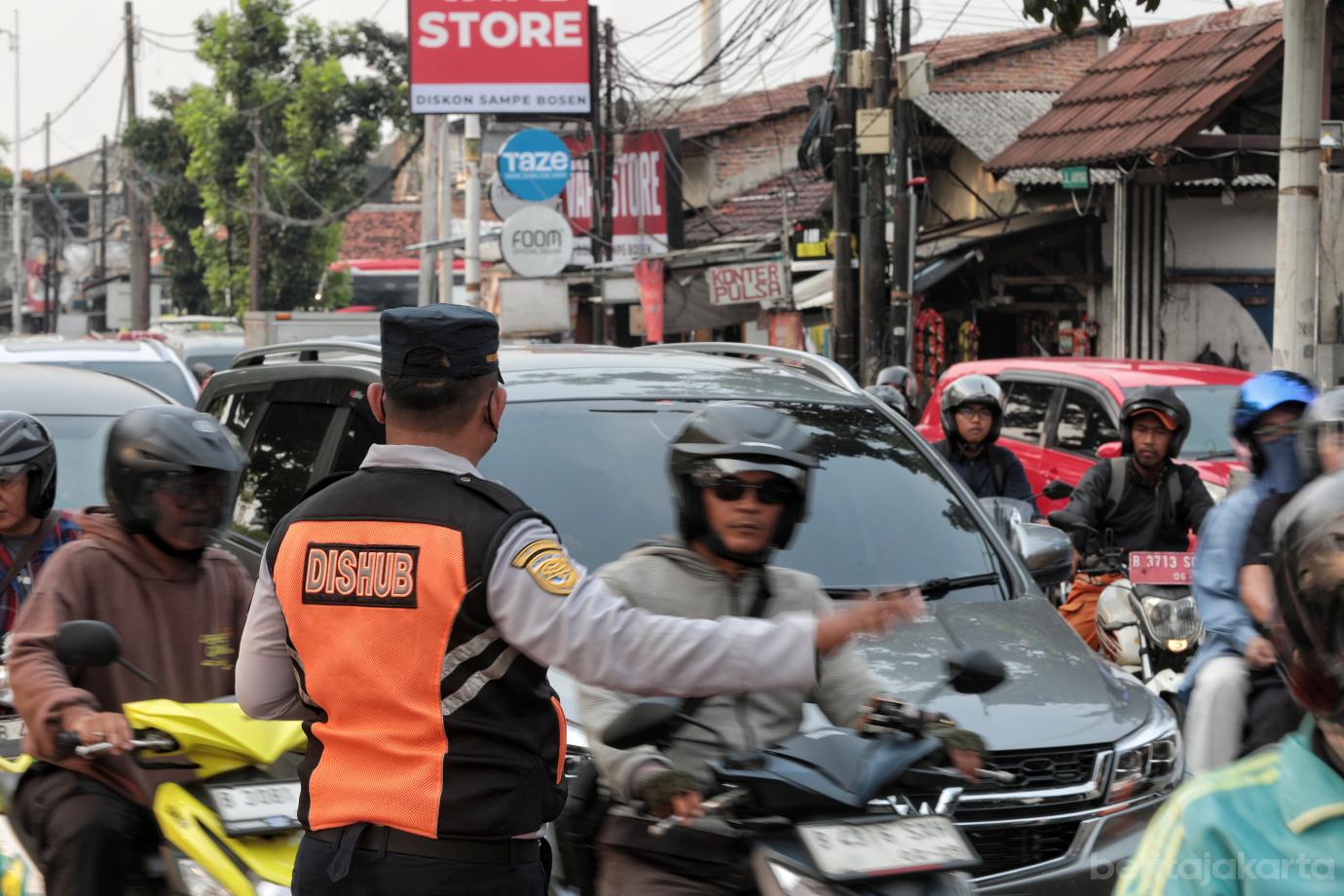8.Jalan Amblas di Lenteng Agung, Pemprov DKI Lakukan Pengalihan Arus