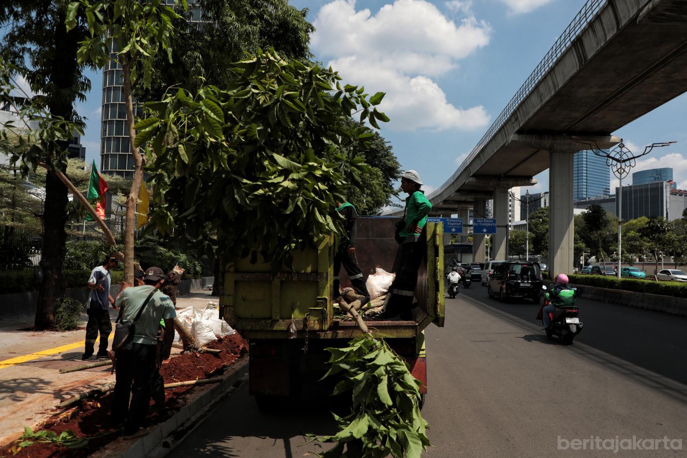 1.Distamhut DKI Percantik Pedestrian Sisi Timur Jalan Rasuna Said
