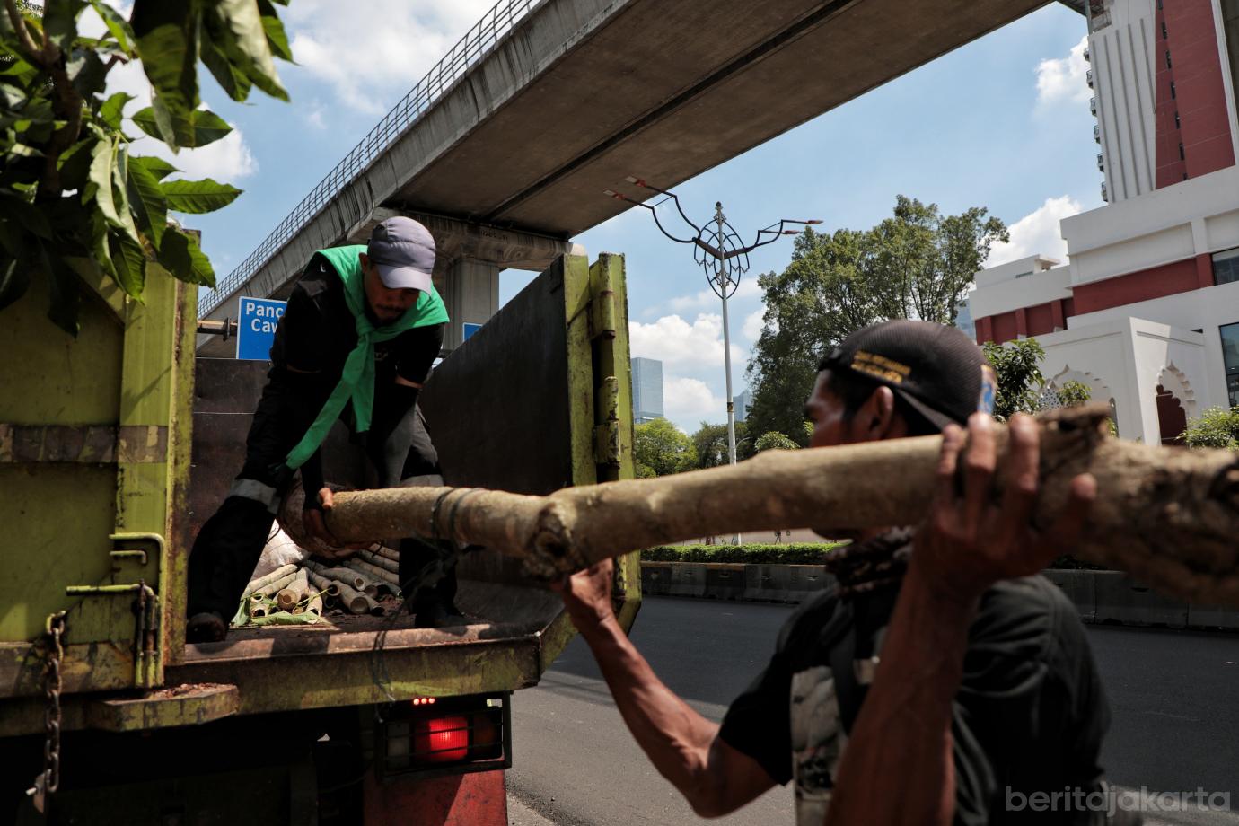 6.Distamhut DKI Percantik Pedestrian Sisi Timur Jalan Rasuna Said