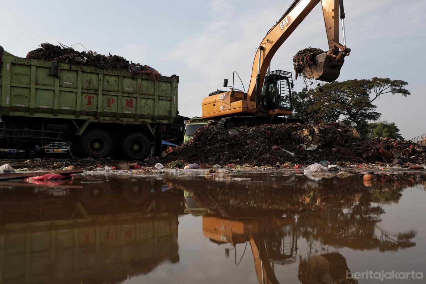 3.Pasar Jaya Hadirkan Lima Truk Sampah di Pasar Induk Kramat Jati