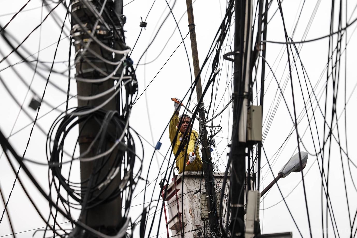 Potong Kabel Utilitas di Jalan Peta Barat 4