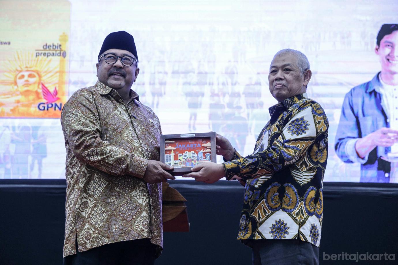 7 Rano Karno serahkan KJMU ke Mahasiswa UHAMKA 7