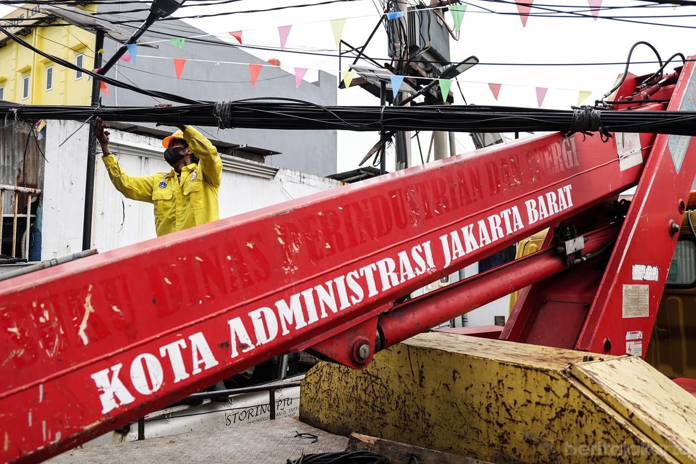 Potong Kabel Utilitas di Jalan Peta Barat 5