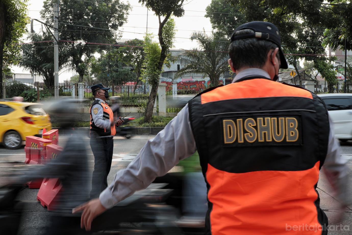 5.Jalan Amblas di Lenteng Agung, Pemprov DKI Lakukan Pengalihan Arus