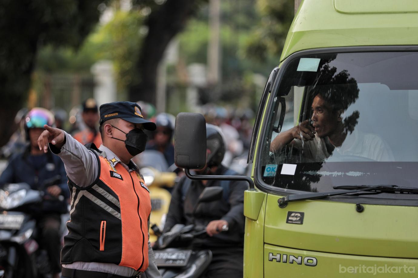 7.Jalan Amblas di Lenteng Agung, Pemprov DKI Lakukan Pengalihan Arus