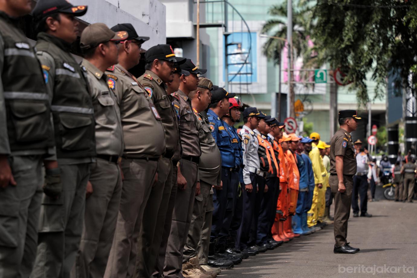 1.Pemkot Jakpus Bongkar Tiang Microcell di Jalan Kebon Kacang 30 (1)
