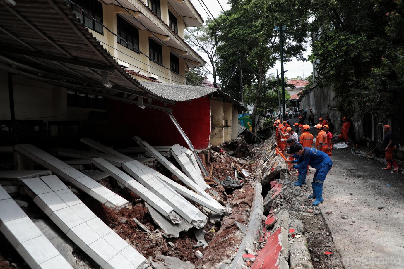1.Petugas Gabungan Tangani Tembok Roboh di SDN Tebet Barat 08 (1)