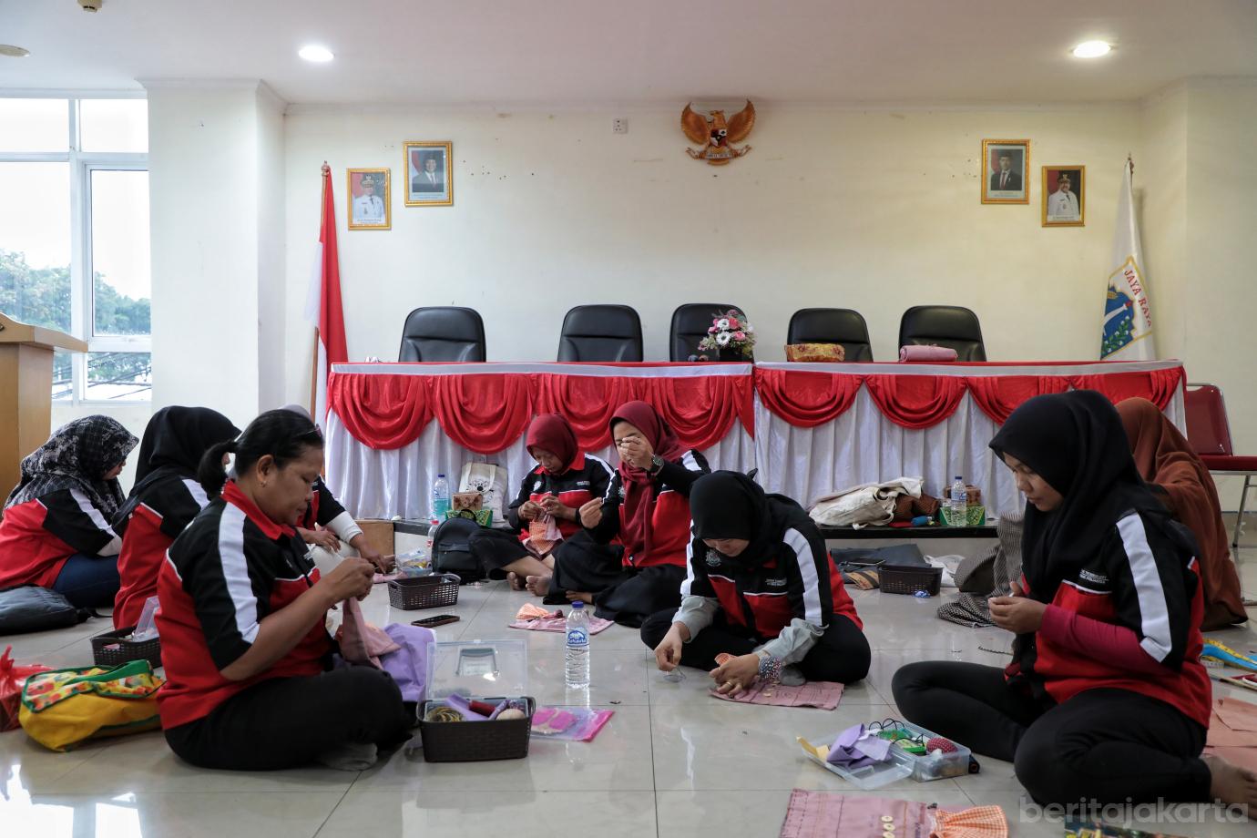 1.10 Warga Kelurahan Jatinegara Ikut Pelatihan Dasar Penjaitan Busana