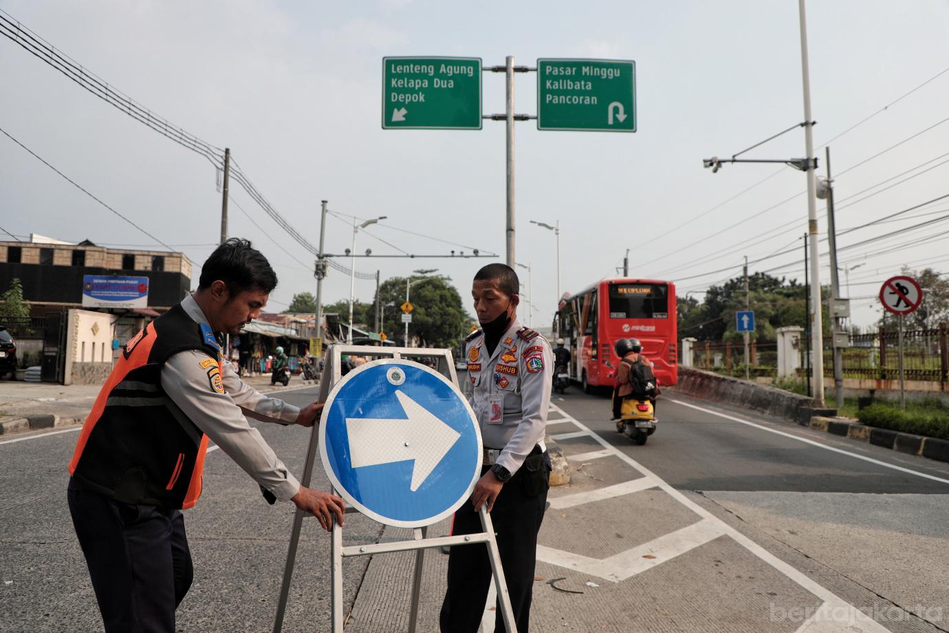 2.Jalan Amblas di Lenteng Agung, Pemprov DKI Lakukan Pengalihan Arus