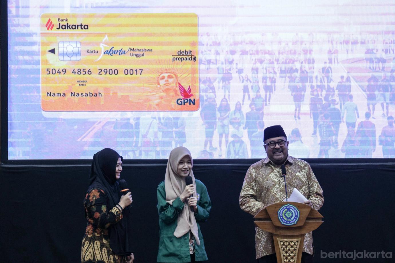 6 Rano Karno serahkan KJMU ke Mahasiswa UHAMKA 6