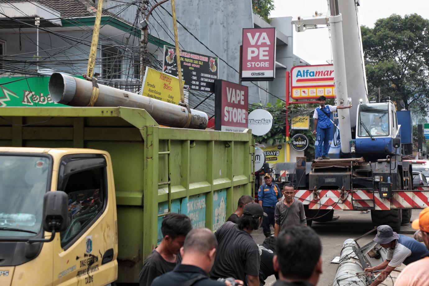 8.Pemkot Jakpus Bongkar Tiang Microcell di Jalan Kebon Kacang 30