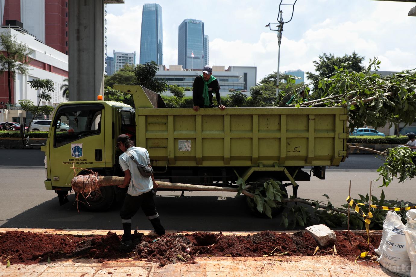 2.Distamhut DKI Percantik Pedestrian Sisi Timur Jalan Rasuna Said