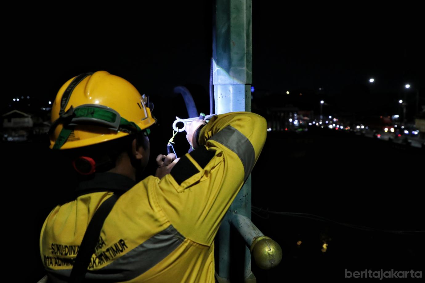 6.Sudin Bina Marga Perbaiki Lampu PJU yang Dicuri Orang di KBT