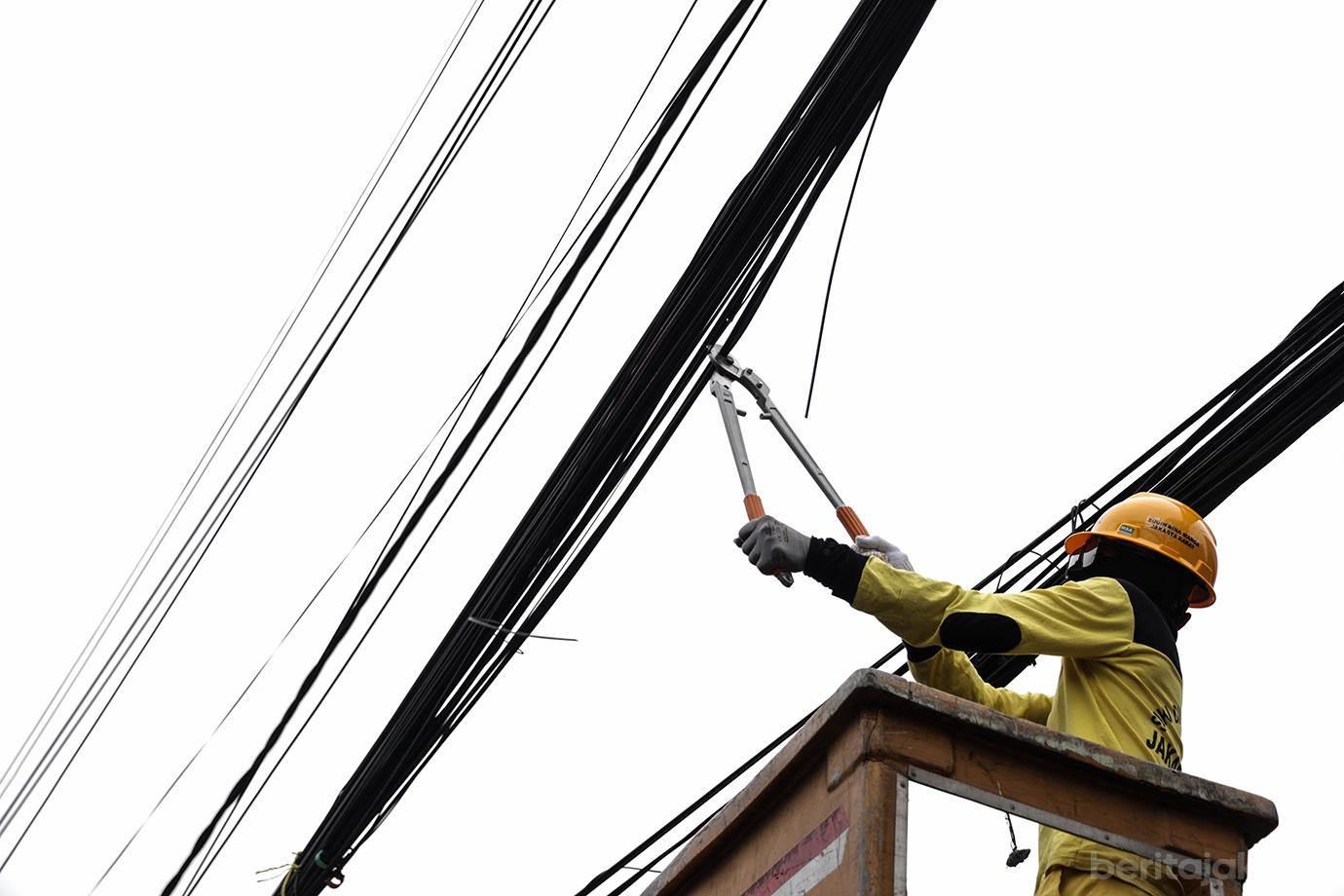 Potong Kabel Utilitas di Jalan Peta Barat 7