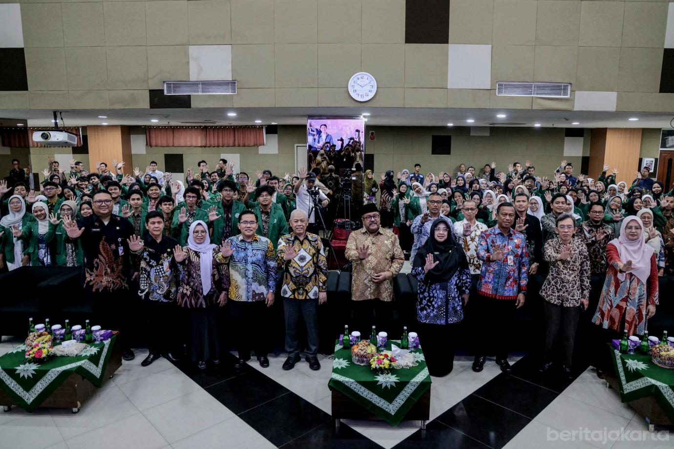 8 Rano Karno serahkan KJMU ke Mahasiswa UHAMKA 8