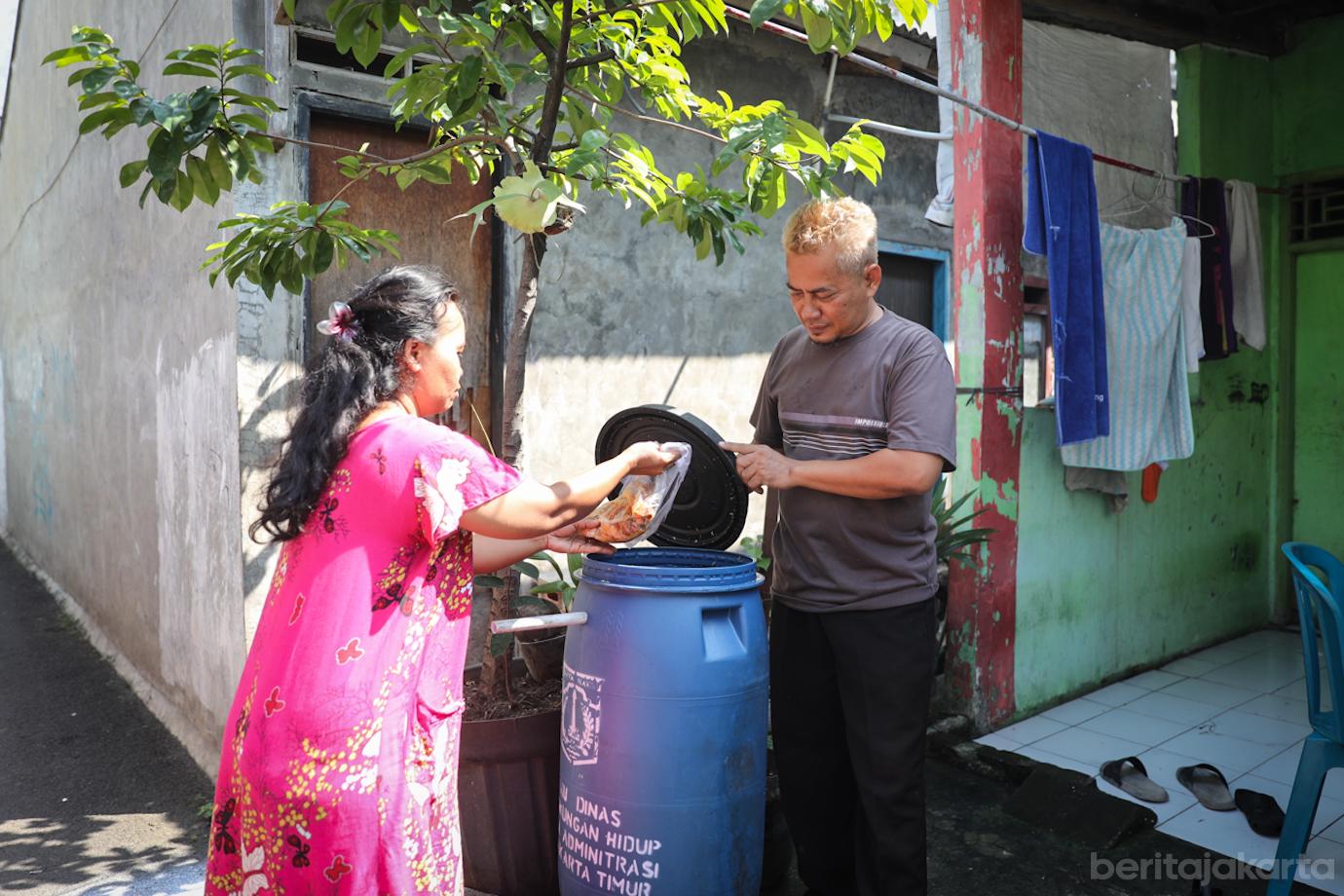 Warga Cipayung Pilah Sampah 6