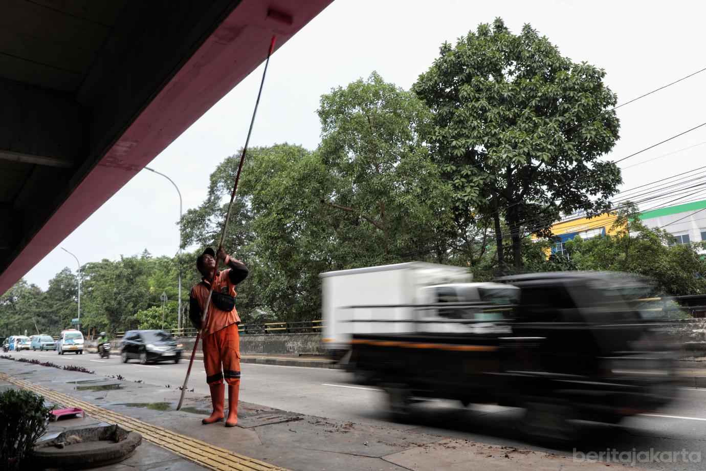 6.Personel Gabungan Tata Ulang Kolong Flyover Pasar Rebo