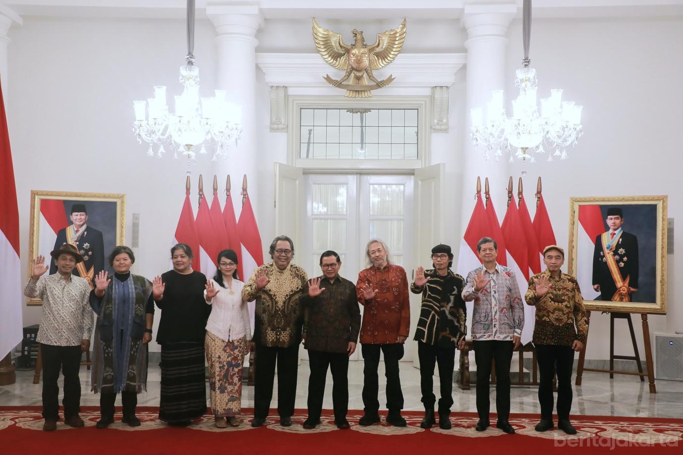 8  anggota Akademi Jakarta 