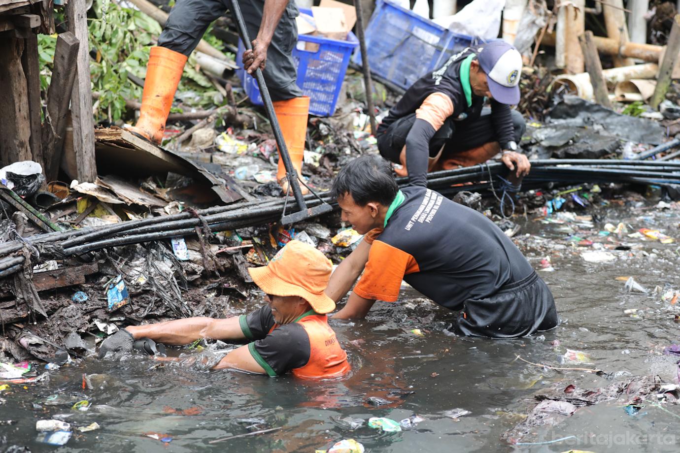 Pembersihan Kali Gedong 3