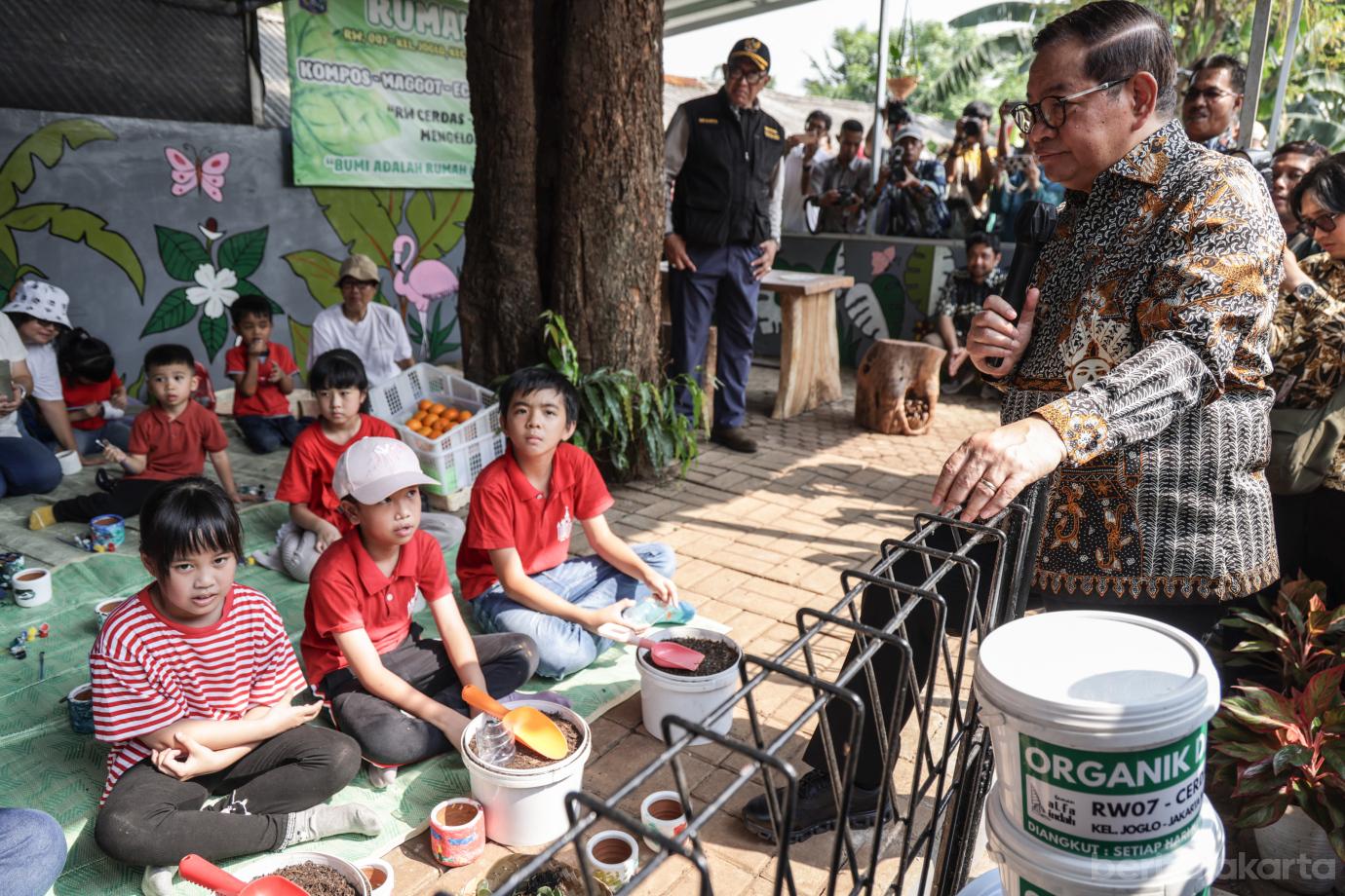 7 Pramono Tinjau RW Percontohan Pilah dan Olah Sampah 7