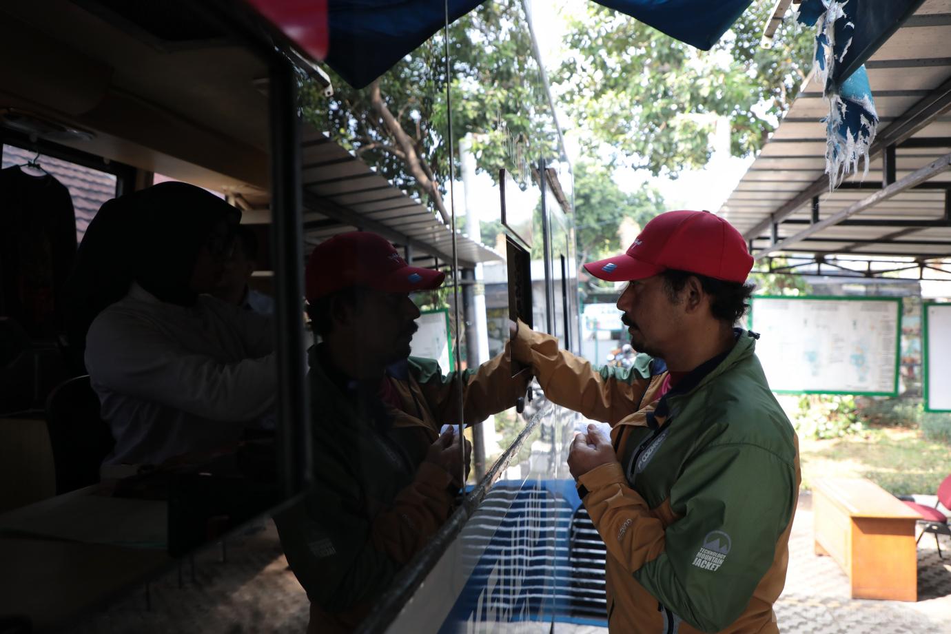 5.Warga Manfaatkan Hadirnya Samsat Keliling di Kecamatan Pasar Rebo 