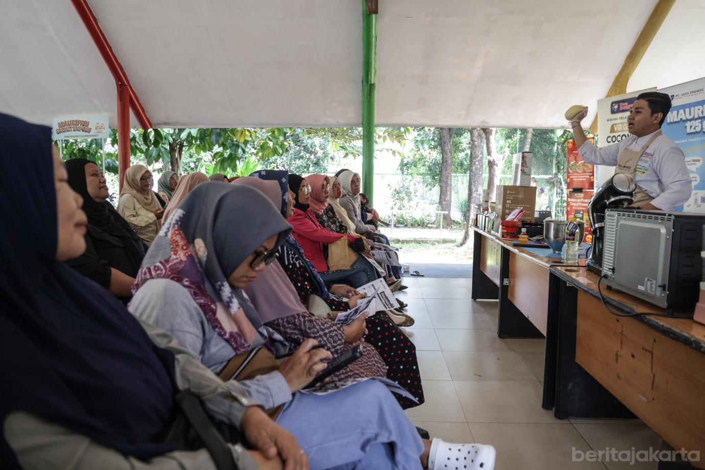 4 Antusiasme Warga ikuti Baking Demo di RPTRA Utama 4