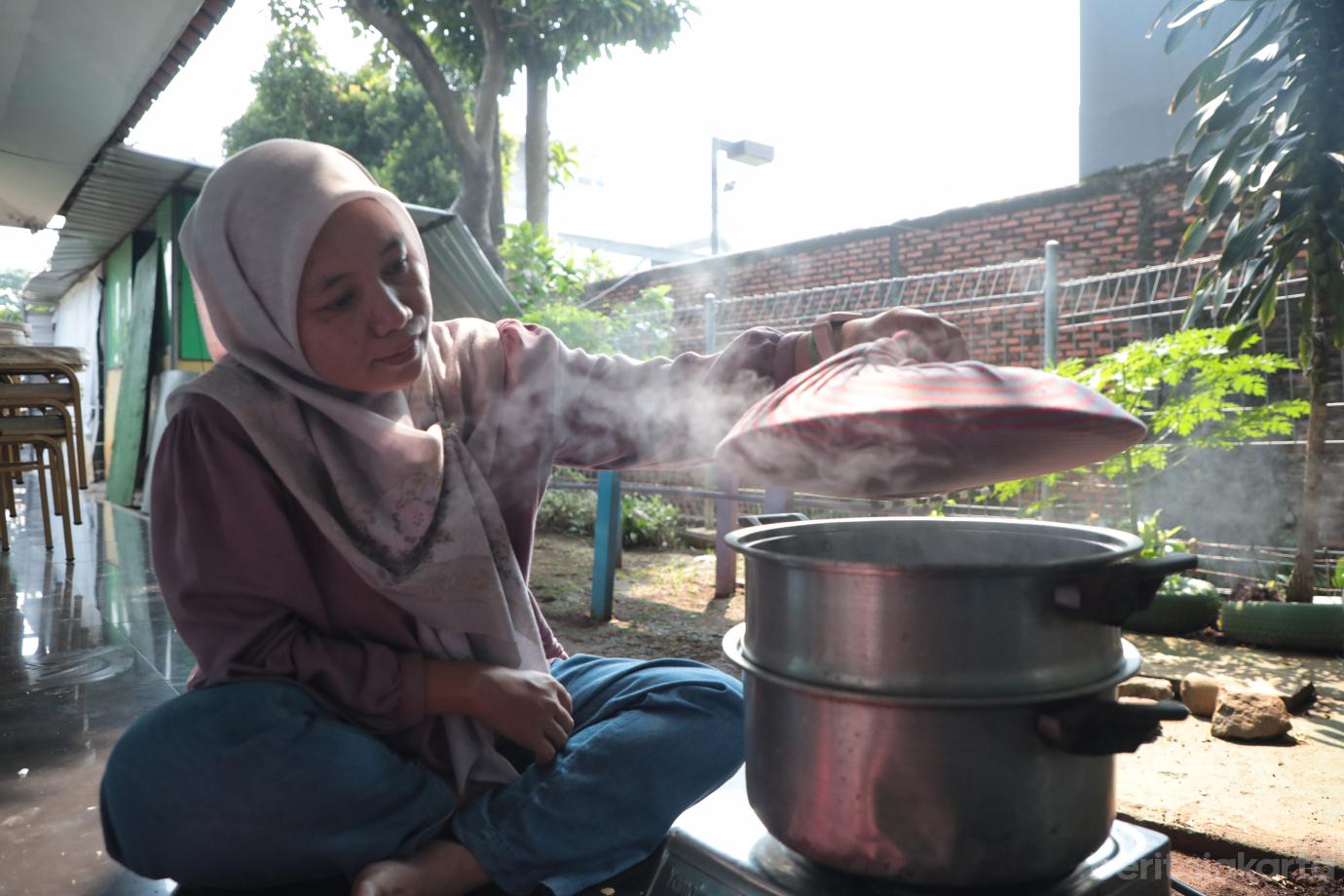 7.50 Peserta Ikuti Pelatihan Membuat Kue di RPTRA Mustika Ratu Kramat Jati