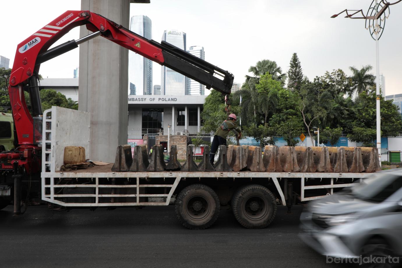 3.Pemasangan Separator Busway di Rasuna Said