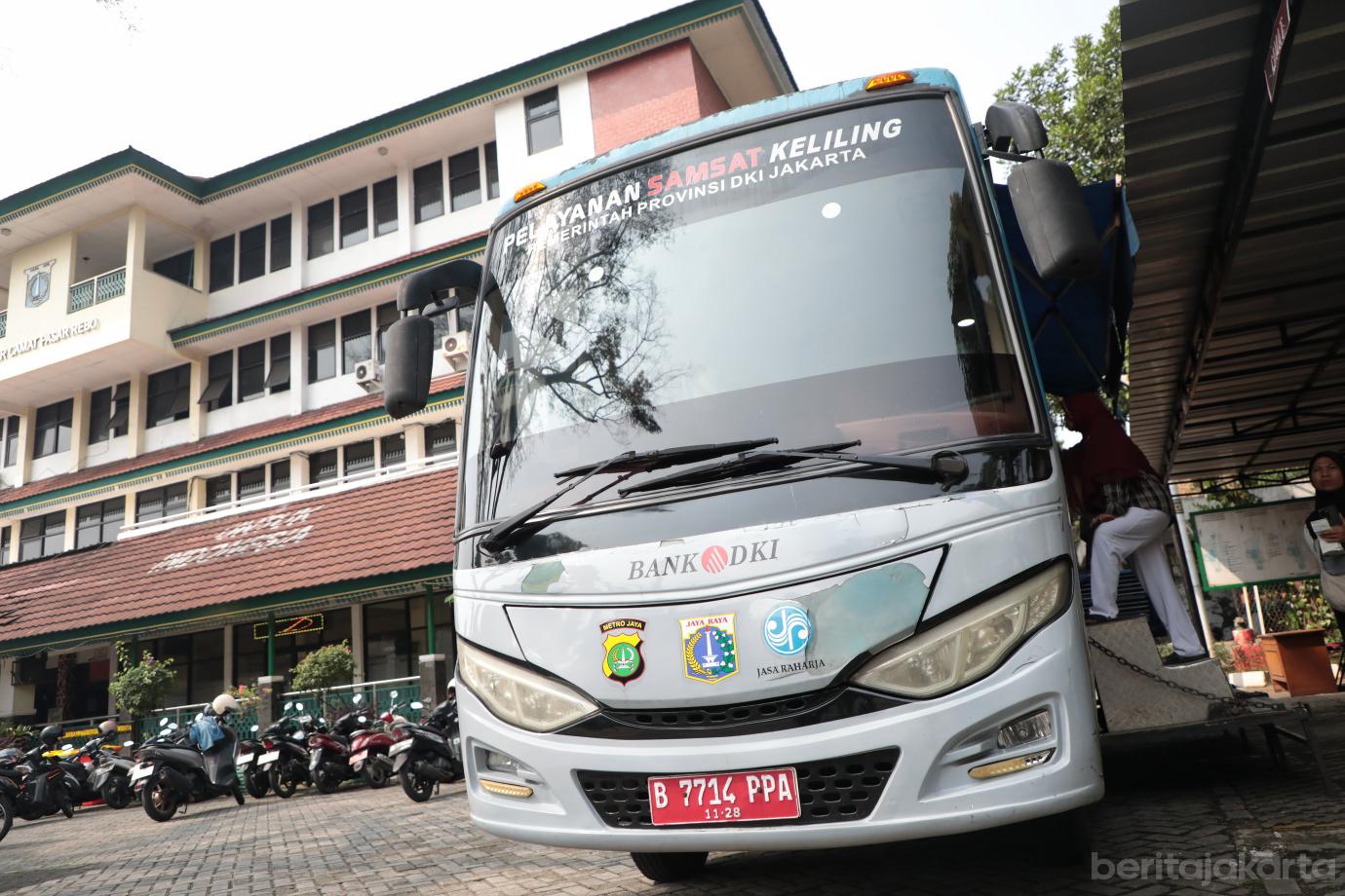 6.Warga Manfaatkan Hadirnya Samsat Keliling di Kecamatan Pasar Rebo 