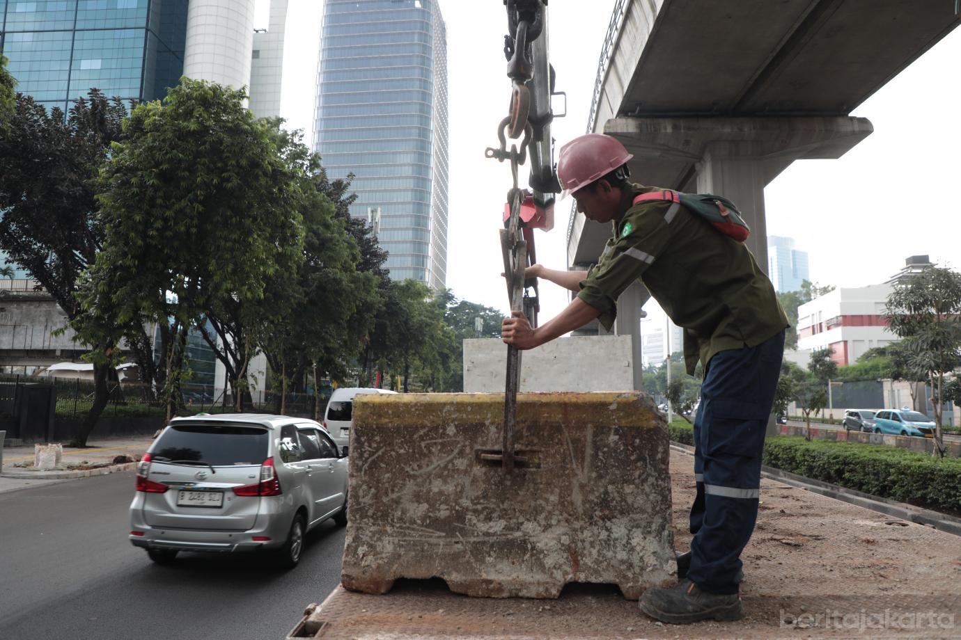 4.Pemasangan Separator Busway di Rasuna Said