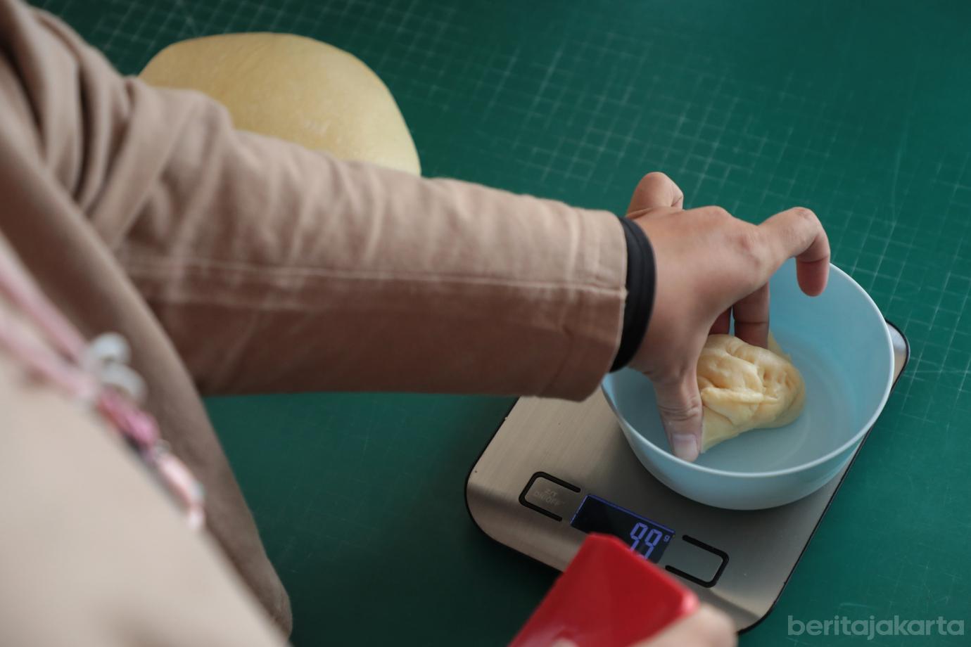 2.50 Peserta Ikuti Pelatihan Membuat Kue di RPTRA Mustika Ratu Kramat Jati (1)