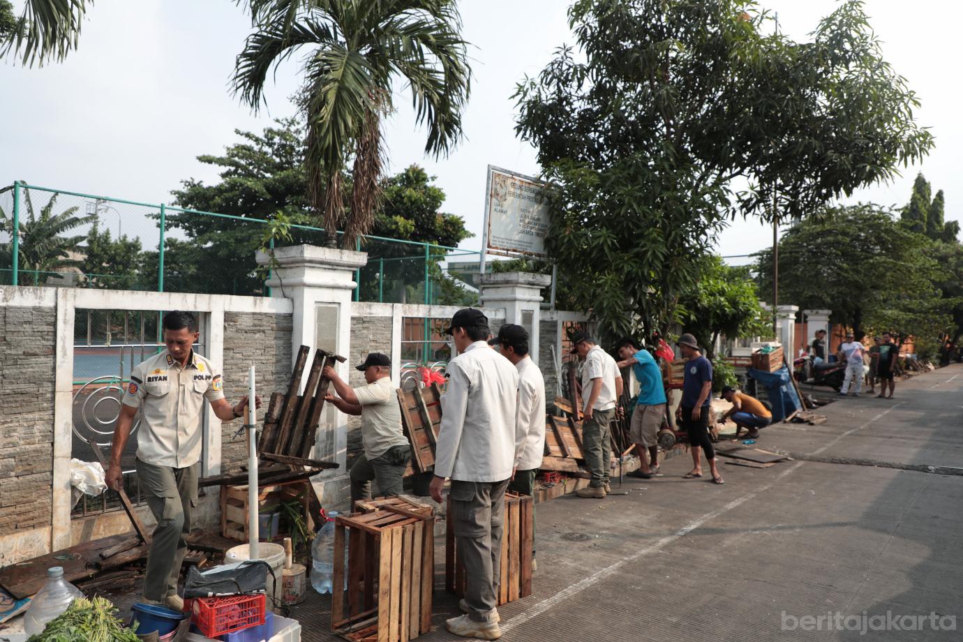 2.Satpol PP Duren Sawit Tertibkan PKL di Atas Saluran Air