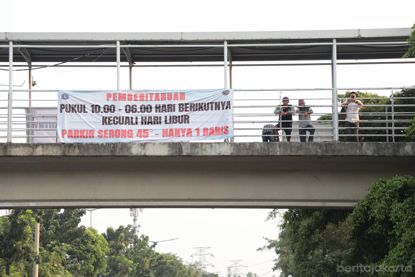 4.Dishub DKI Tertibkan Parkir Liar di Jalan Mayjen Sutoyo