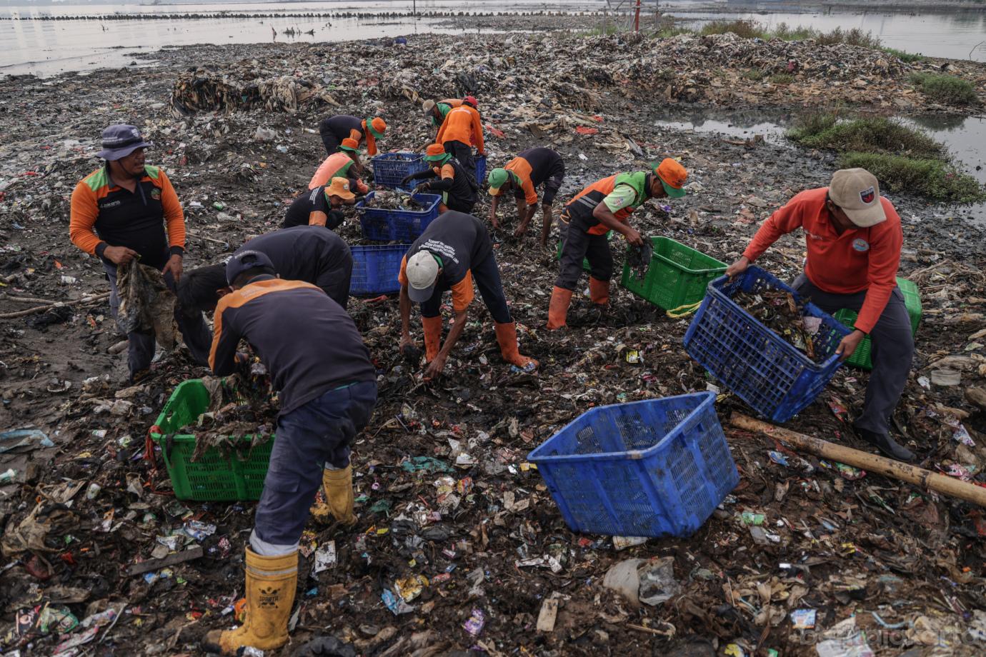 4 Sudin Lingkuan Hidup Kepualauan Seribu Angkut Sampah di Sedimentasi laut Jakarta 4