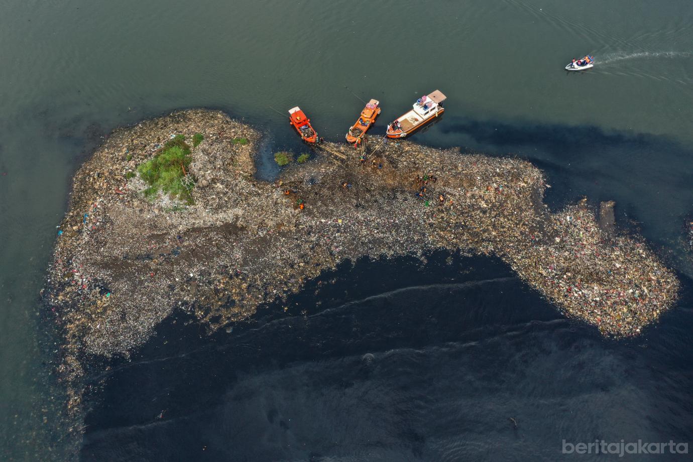 3 Sudin Lingkuan Hidup Kepualauan Seribu Angkut Sampah di Sedimentasi laut Jakarta 3