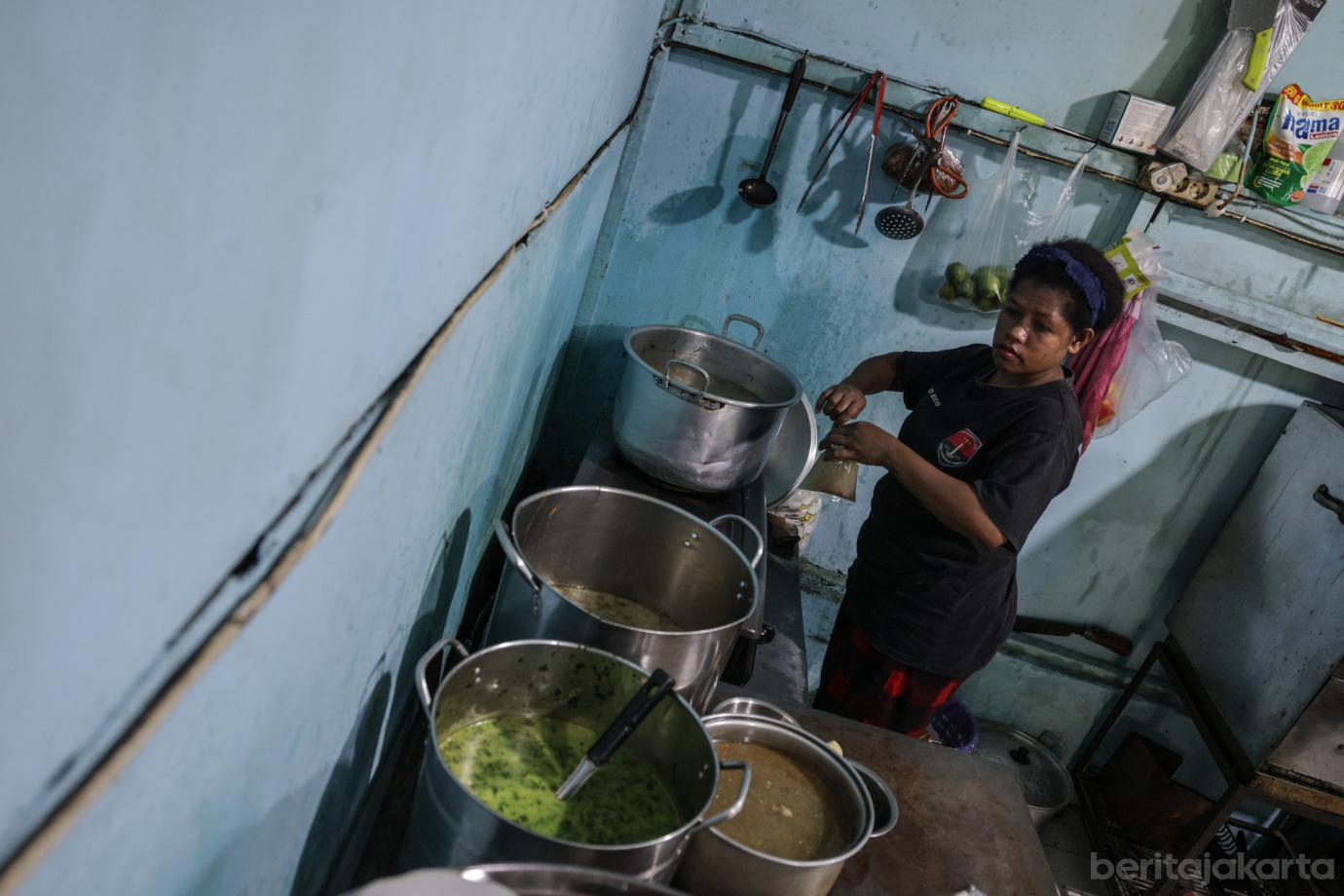 3 Pemkot Jakbar Tindak Penjualan Daging Anjing di Cengkareng 3