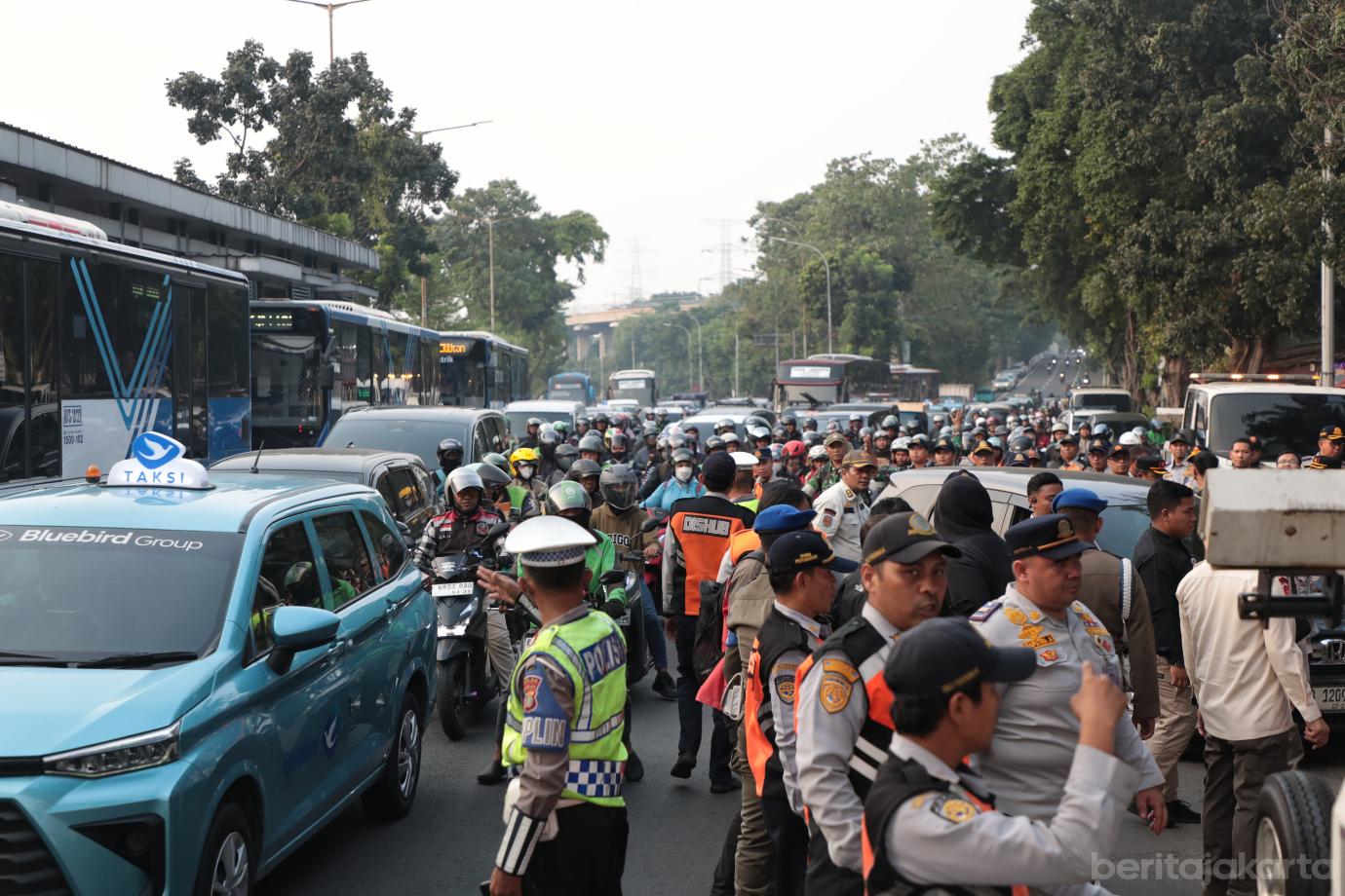 7.Dishub DKI Tertibkan Parkir Liar di Jalan Mayjen Sutoyo