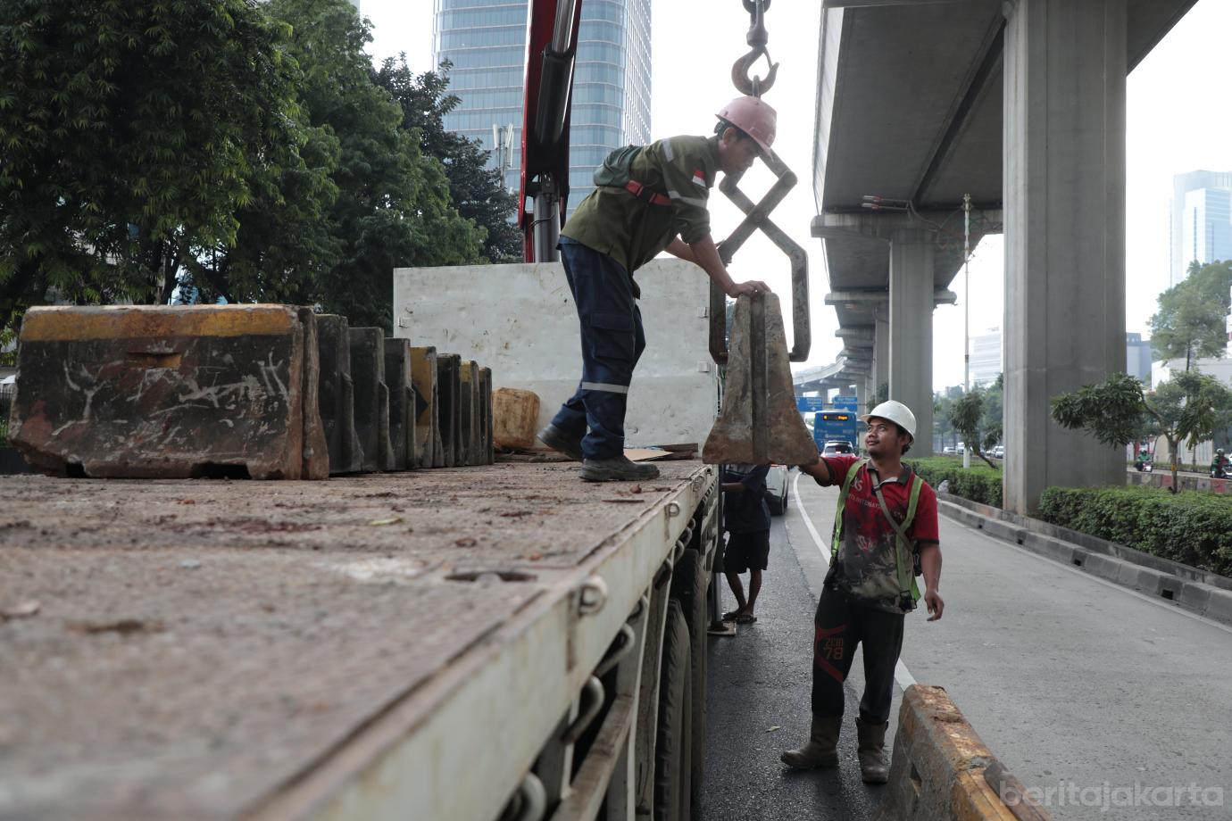 5.Pemasangan Separator Busway di Rasuna Said