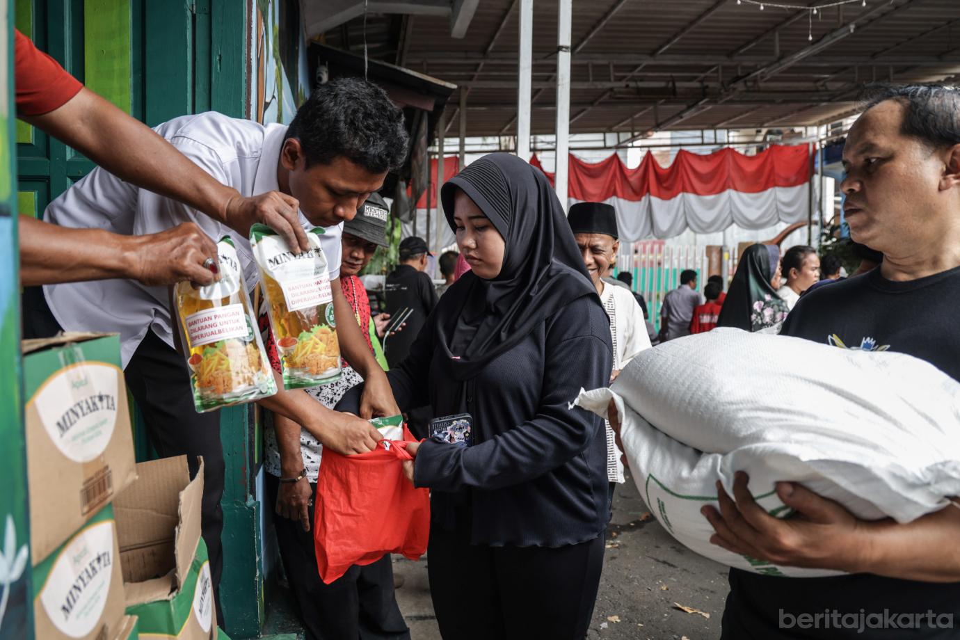 5 Penyaluran Bantuan Beras dan Minyak di Kelurahan Menteng 5