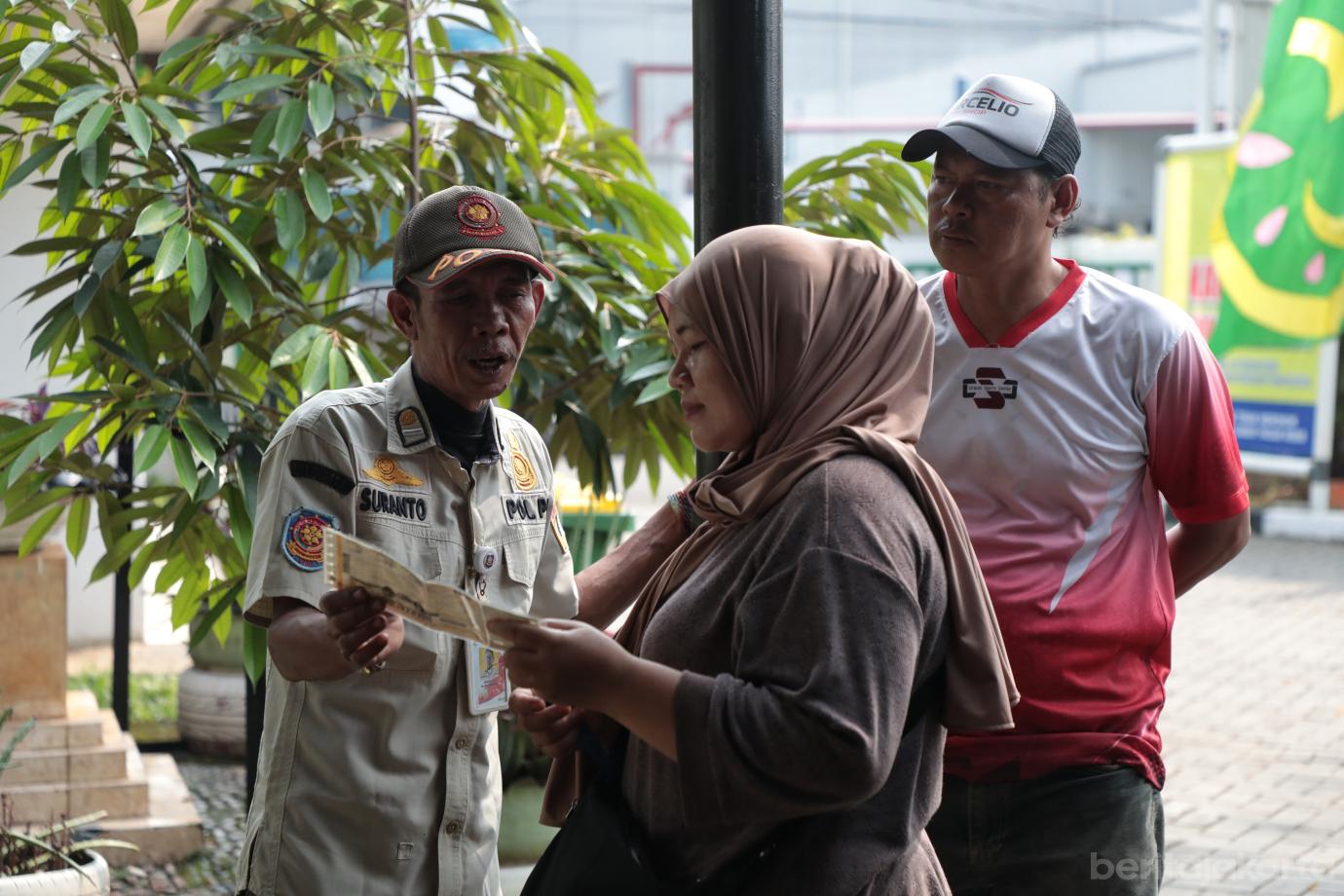 2.Warga Manfaatkan Hadirnya Samsat Keliling di Kecamatan Pasar Rebo 